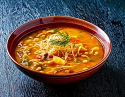 Ash-e-Reshteh-Nudelsuppe-mit-kichererbsen-linsen-kidneybohnen-kurkuma-fadennudeln