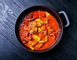 Auberginen-geschaelt-und-in-Scheiben-geschnitten-gebraten-mit-sosse-aus-Zwiebeln
